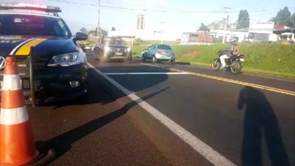 Motociclista ferido é socorrido na BR-277