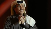 فيديو: فنان العرب محمد عبده يمازح مطرب سعودي