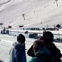 Il réalise un salto arrière... en voiture _