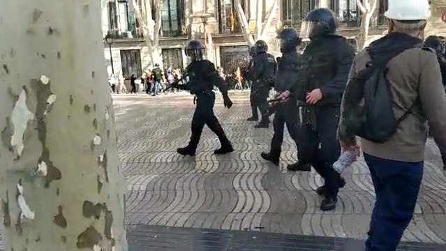 Los Mossos se enfrentan a los CDR en La Rambla.