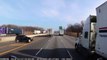 Un conducteur pris entre un camion et une glissière centrale sur une fin de voie de l'autoroute