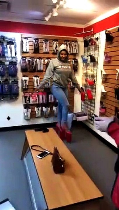 Cette fille va regretté d'avoir essayer des chaussures à plateforme à talons hauts !