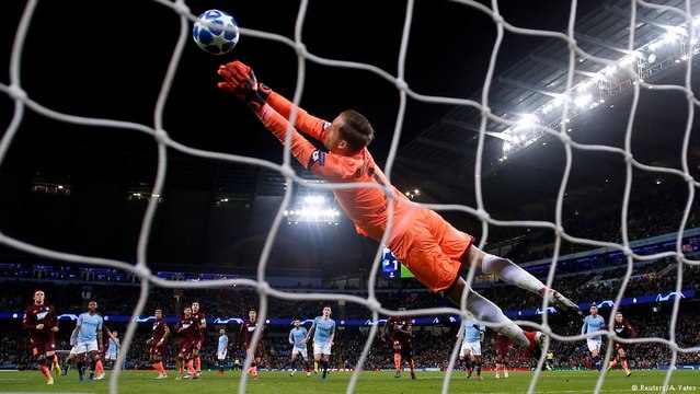 Os melhores lances de goleiros nesta temporada da Bundesliga