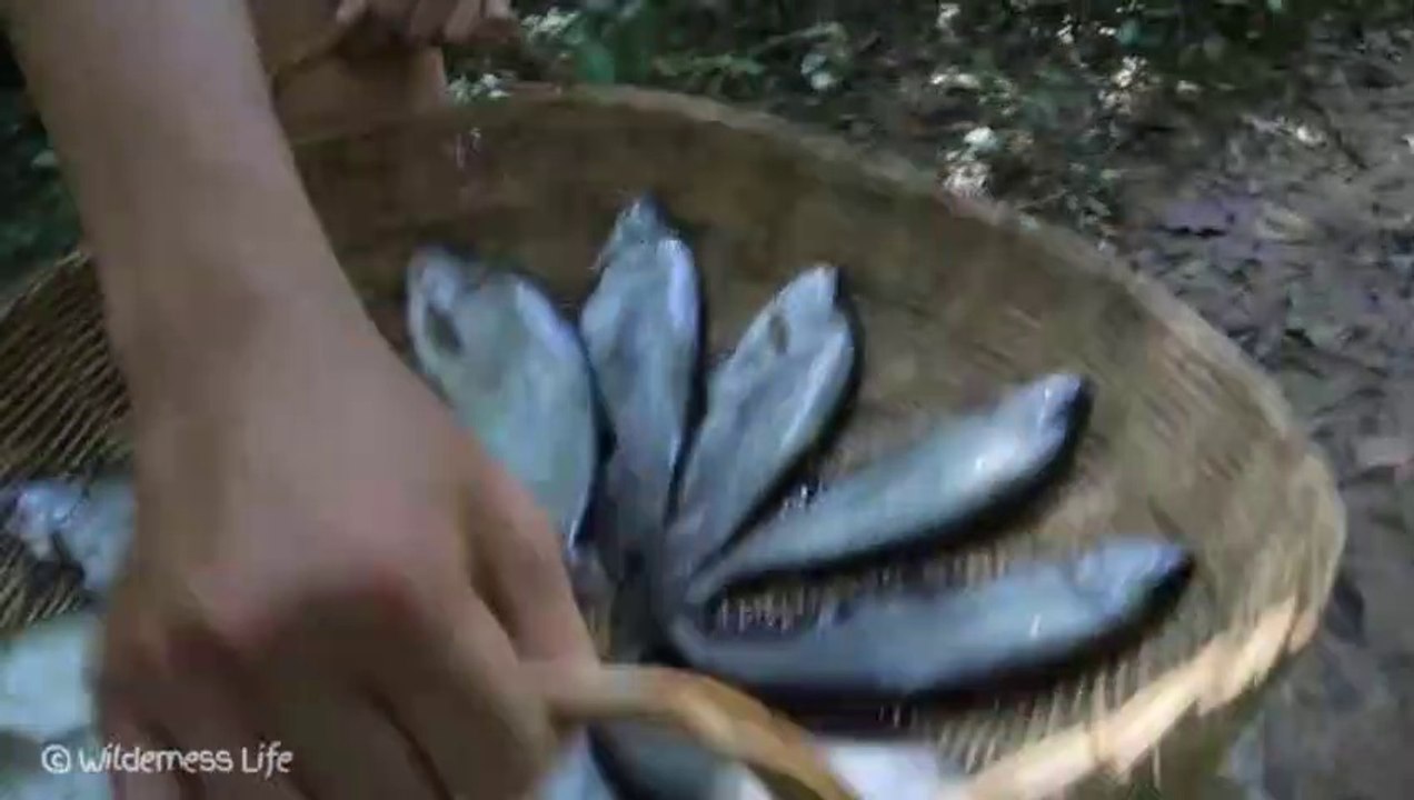 Riverside wilderness brothers fried sea fish, fried into meat and fry until golden brown! Watching the appetite increase