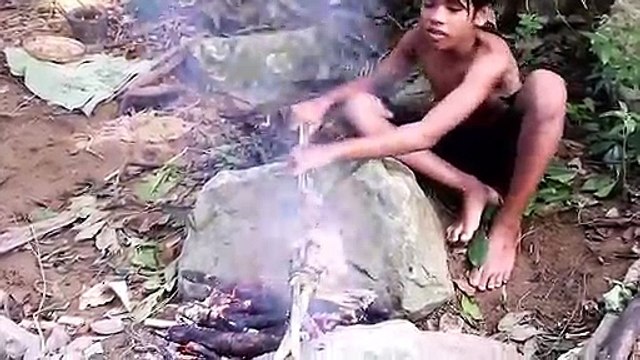 Survival in the wilderness wild charcoal barbecue, this method is really original, is it to experience the wilderness to survive