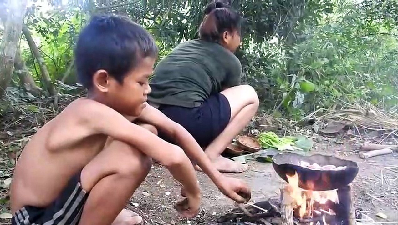 The bear child wilderness and the mother eat food together, a pot of chicken heart, the two of them cooked and eaten with relish