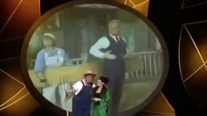 فيديو طريف لدونالد ترامب بملابس المزارع ويغني الفدادين الخضراء