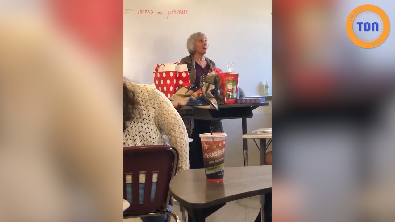 Ils offrent des cadeaux de Noël à leur prof qui n'a plus de famille !