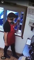 Cette femme s'enfuit quand la caissière repère sa fausse monnaie