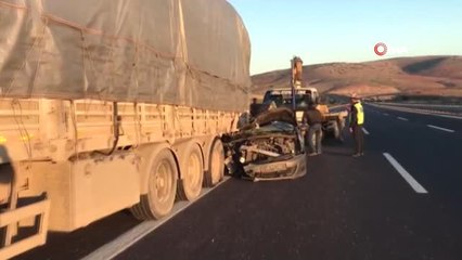 Seyir Halindeki Otomobil Tıra Çarptı : 1 Yaralı