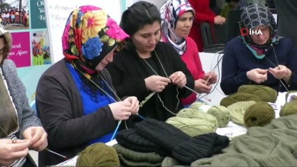 Mehmetçik için ilmek ilmek atkı ve bere örüyorlar