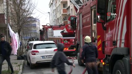 Sultangazi’de sobadan çıkan alevler çatıyı yaktı