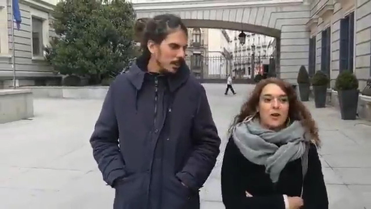 Noelia Vera y Alberto Rodríguez promocionan las primarias de Podemos.
