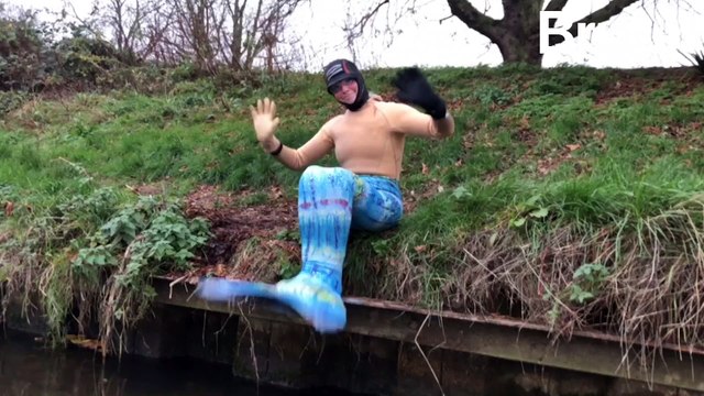 En costume de sirène, Lindsey Cole sensibilise contre les déchets plastiques