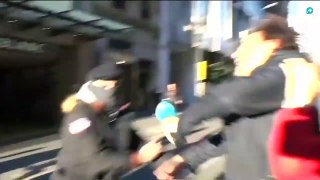 Brutal agresión a Cake Minuesa, reportero de Intereconomía, durante las protestas de los CDR en Barcelona