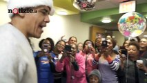 Barack Obama diventa Babbo Natale: visita ai bimbi malati dell'ospedale | Notizie.it