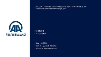 El freni boşalan minibüsün kafeye giriş anı güvenlik kamerasında - YALOVA