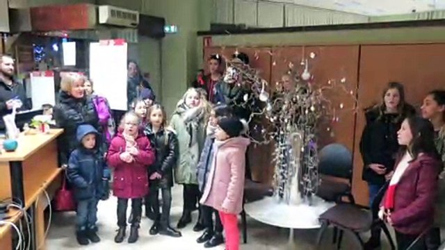 Chants de Noël dans les commerces de Pont-à-Mousson par la chorale Kidstarz de l'école de musique Charles Boquet.