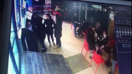 El Freni Boşalan Minibüsün Kafeye Giriş Anı Güvenlik Kamerasında
