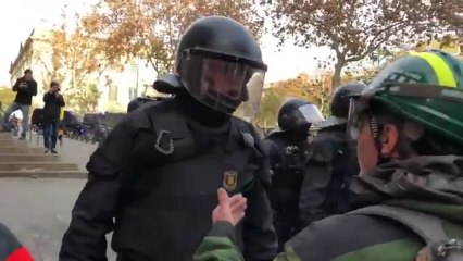 Un Mosso se enfrenta a un guardia forestal independentista el 21-D.