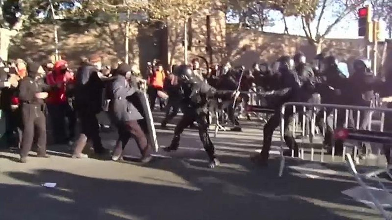 21D: Choques violentos entre radicales y Mossos en Barcelona