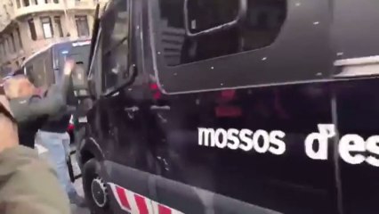 Un 'indepe' se 'traga' el retrovisor de un furgón de los Mossos al que hostigaba