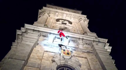 Le Père Noël a descendu le beffroi de Mons en rappel.Video Eric Ghislain