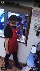 Elle paye avec un faux billet au McDrive, et se barre discrètement une fois repérée