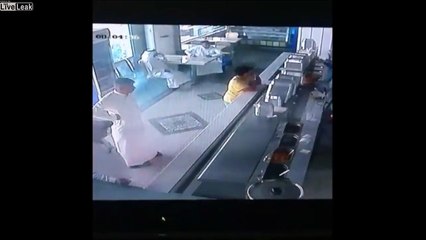Cet homme en t-shirt jaune est un miraculé de la vie ! La voiture lui passe à côté !