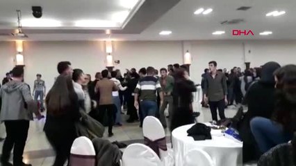 Descargar video: Düzce Düğünde Çıkan Kavgada Bıçağı Önüne Gelene Salladı, O Anlar Kamerada