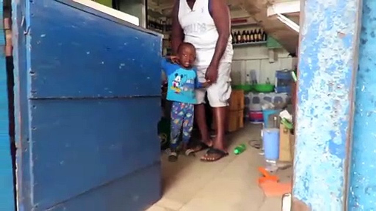 Ce gamin africain voit un homme blanc pour la première fois et va avoir une grosse frayeur