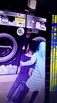 Il enferme son petit frère dans une machine à laver et le drame est évité de peu