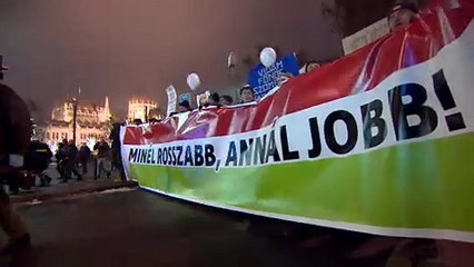 Több ezren tüntettek a Sándor-palotánál