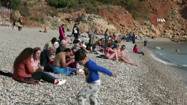 40 metrelik falezlerden tehlikeli atlayış kamerada