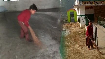 यूपी: सरकारी स्कूल में बच्चों से शिक्षक लगवा रहे झाड़ू-पोछा, वीडियो वायरल