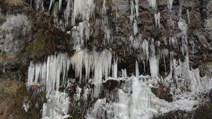 Şelalede Buz Sarkıtları Oluştu