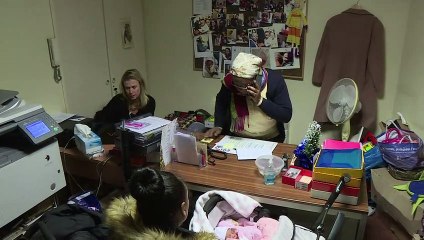 A Paris, Sœur Marie-Jo accueille des migrantes et leurs bébés
