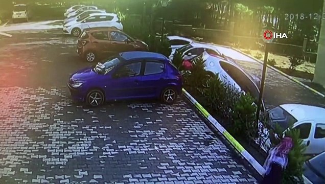 Fren yerine gaza bastı, bahçe duvarından aşağı böyle düştü