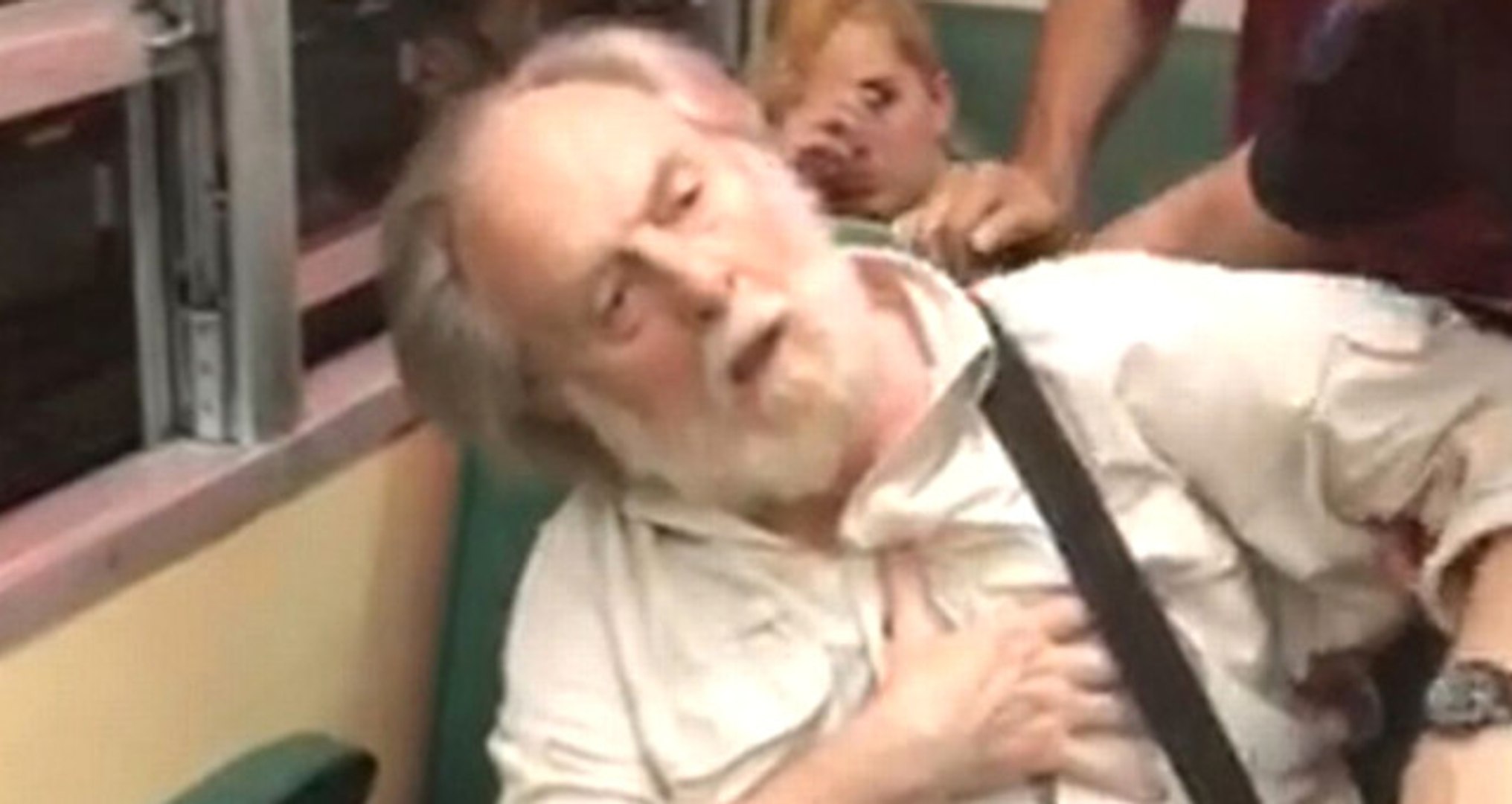 Metroda Bir Kadının Etek Altı Görüntülerini Çeken Yaşlı Adam, Kalp Krizi  Numarası Yaparak Polisten Kurtulmak İstedi - Dailymotion Video