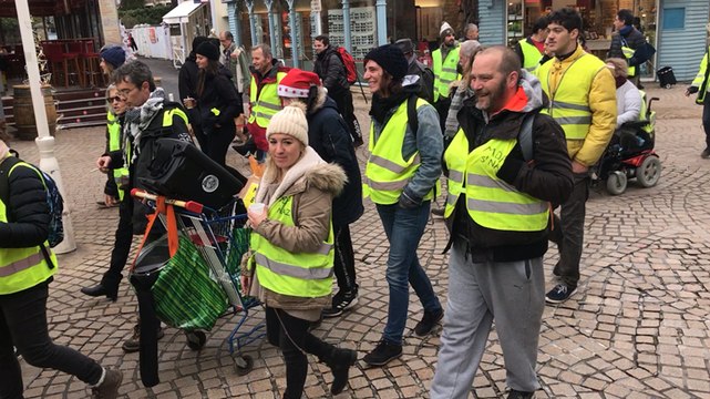 Les Gilets jaunes défilent « chez les riches »