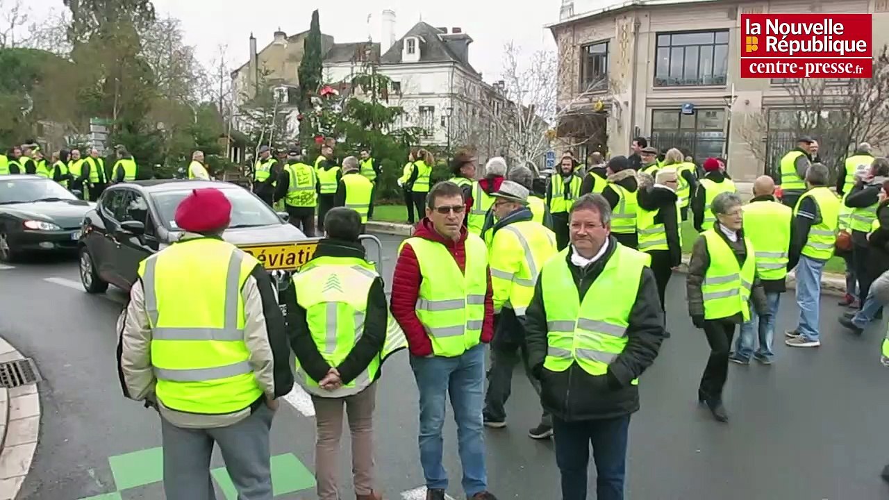 VIDEO. Châtellerault : les Gilets jaunes jettent oeufs, farine, mayonnaise et papier toilettes contre la mairie