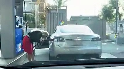 موقف مضحك لفتاة نسيت مكان موضع الوقود في سيارتها الكهربائية !