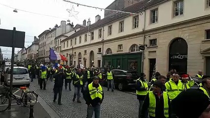 Nancy : Les gilets jaunes remontent la rue d'Amerval.