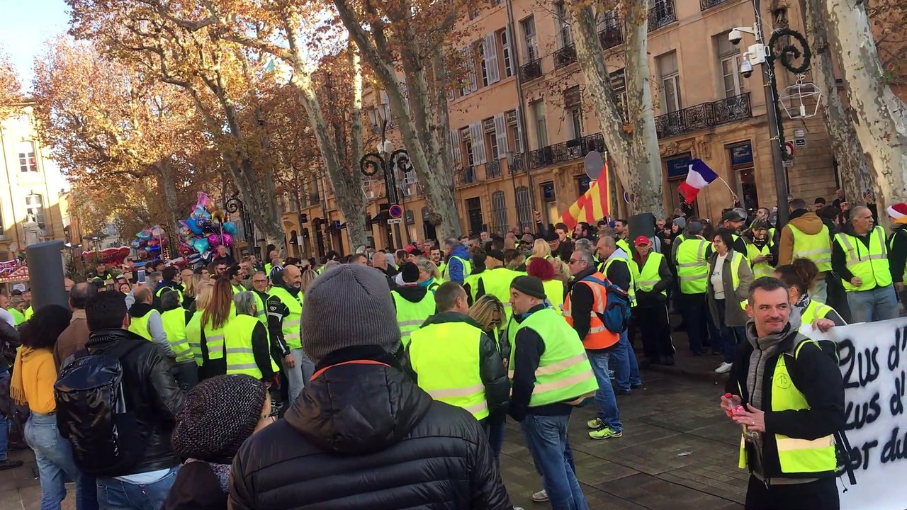 Aix : 300 gilets sur le cours Mirabeau en route vers la préfecture