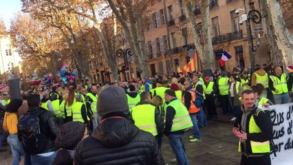 Aix : 300 gilets sur le cours Mirabeau en route vers la préfecture
