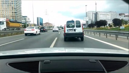 Un conducteur roule à toute vitesse en plein traffic et risque sa vie