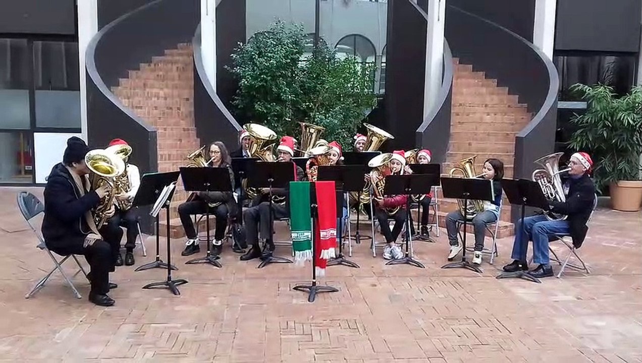 Les tubas du conservatoire Edgar Varèse de Mâcon fêtent Noël