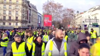 Attendus à Versailles, c'est finalement à Montmartre que les gilets jaunes défilent