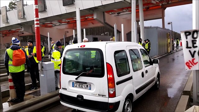 Saint-Avold: les Gilets jaunes au péage de l'A4