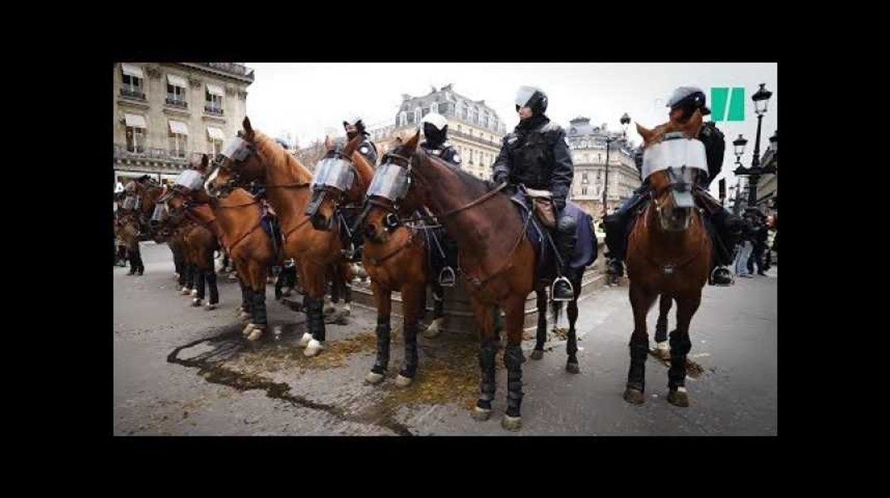 À Paris, des policiers à cheval ont encadré les gilets jaunes